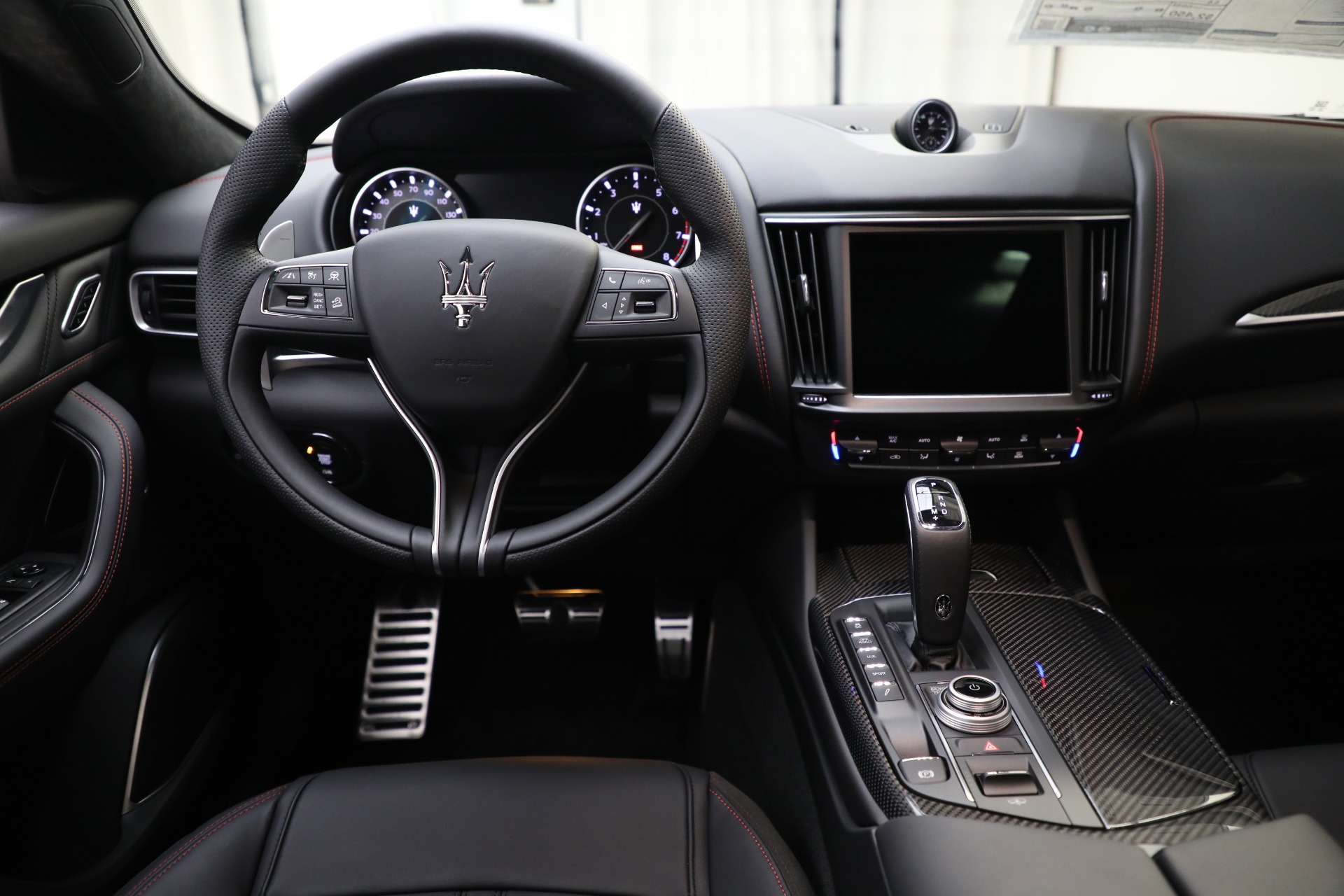 2022 maserati levante interior