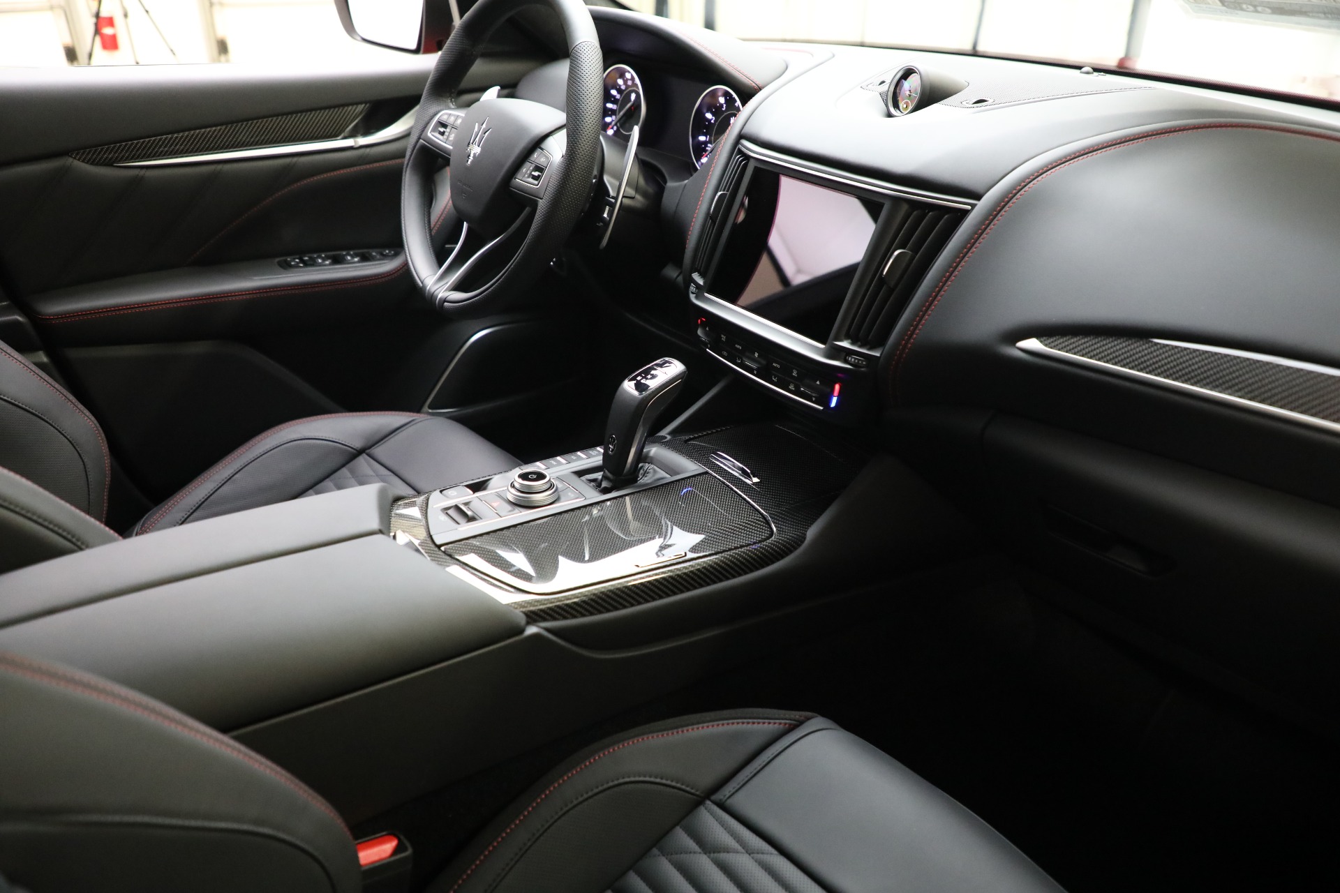 2022 maserati levante interior