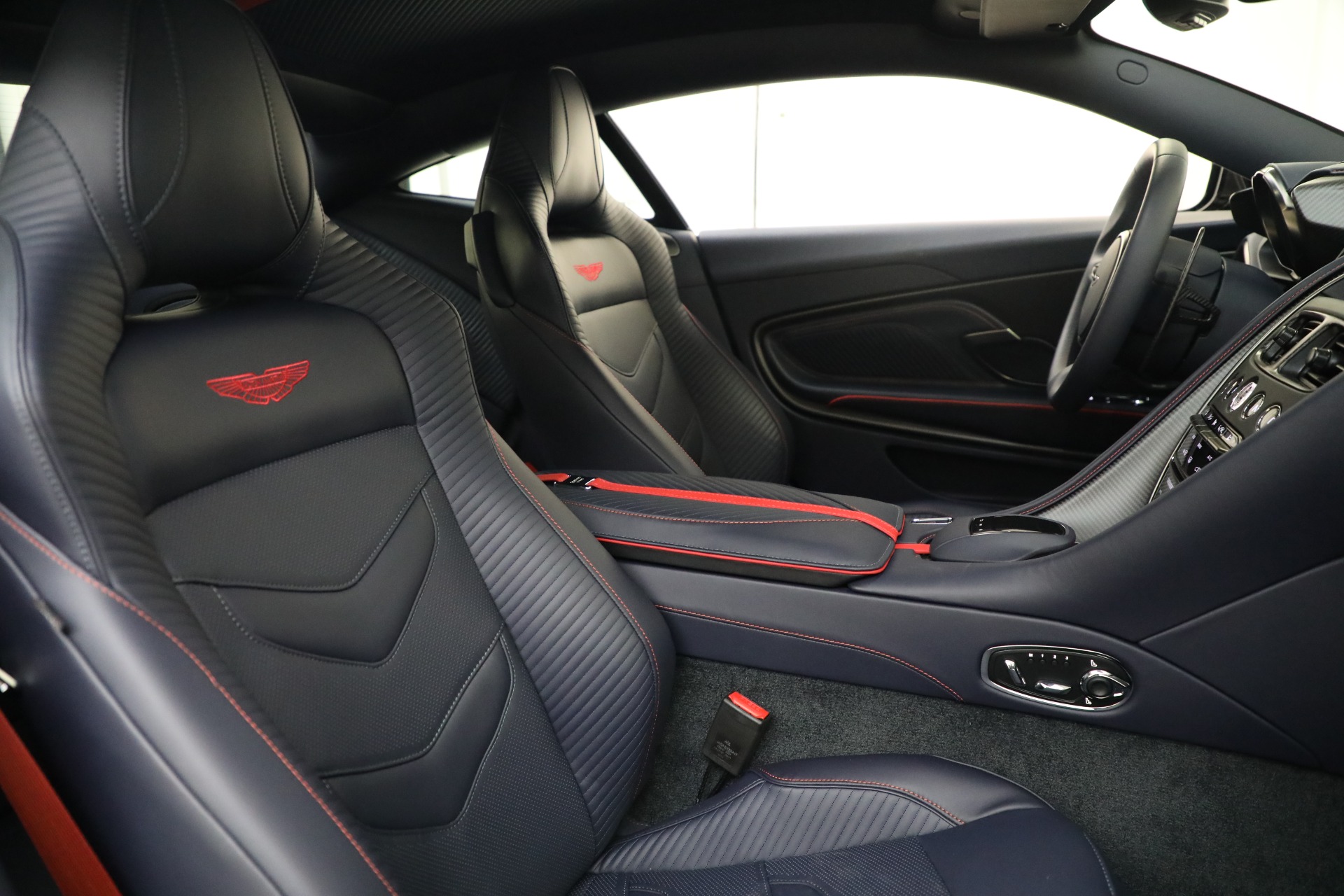 Aston Martin DBS Ultimate Interieur